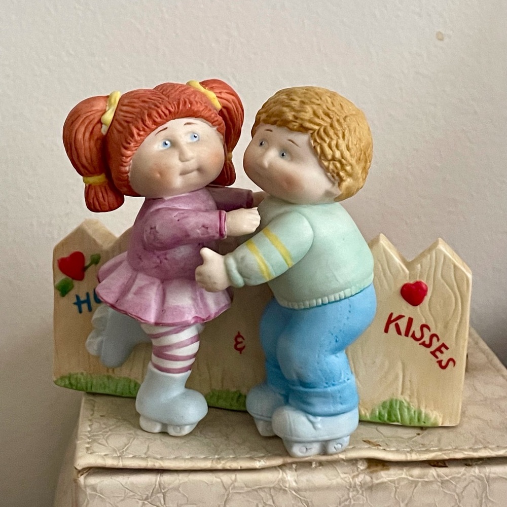 Cabbage Patch Figurine, Valentine’s collectible 1985, boy & girl hugs & kisses